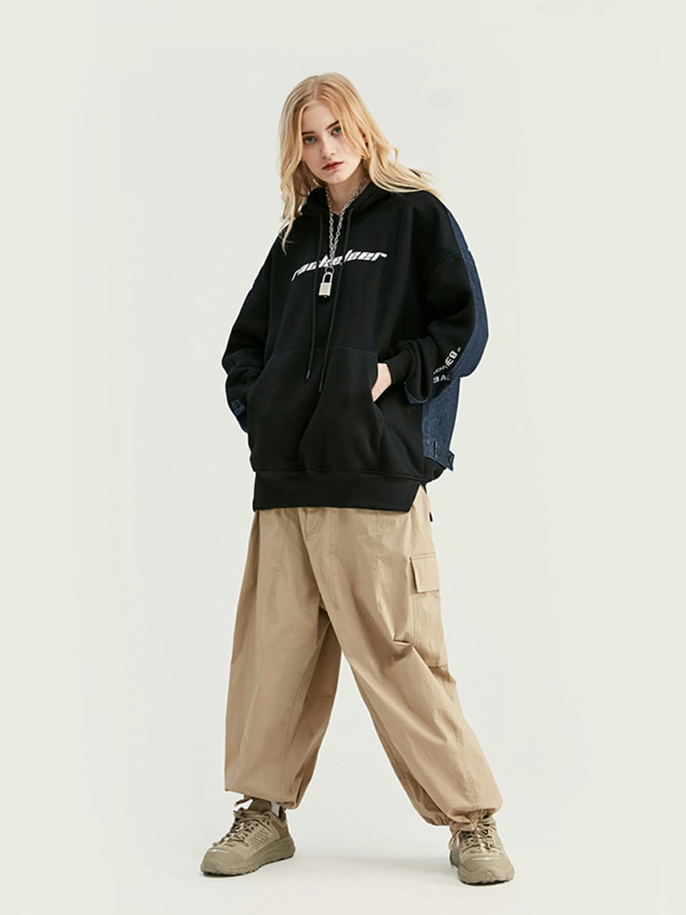 「ビッグシルエット、ストリート、street、ユニセックス、アメリカ、お揃い、カップルコーデ、オーバー❔、streetfashion、streetstyle」｜「HOOKの【HOOK】カラーブロック　英字プリント　オーバーサイズパーカー　後ろ身頃デニム切替オーバー（パーカー、オレンジ系）」を使った、-HOOK- officialさん（メンズ・178cm）の冬コーディネートの1枚目の写真
