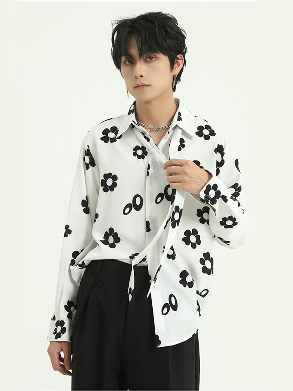 ブラック系のシャツ/ブラウス、ブラック系のチノパンツを着用したメンズの冬コーディネートの1枚目の写真