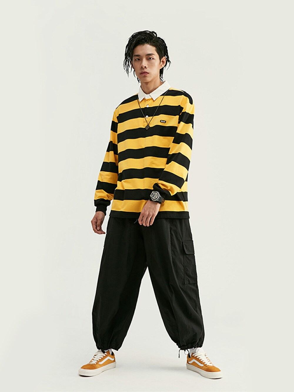 「ボーダー、イエロー、ストリート、黄色、ストライプ、トレーナー、オーバーサイズ、street、ストリートファッション、oversize」｜「HOOKの【HOOK】カラーブロック　オーバーサイズ長袖Tシャツ　ストライプ　アメリカファッション（Tシャツ/カットソー、グリーン系）」を使った、-HOOK- officialさん（メンズ・178cm）の冬コーディネートの1枚目の写真