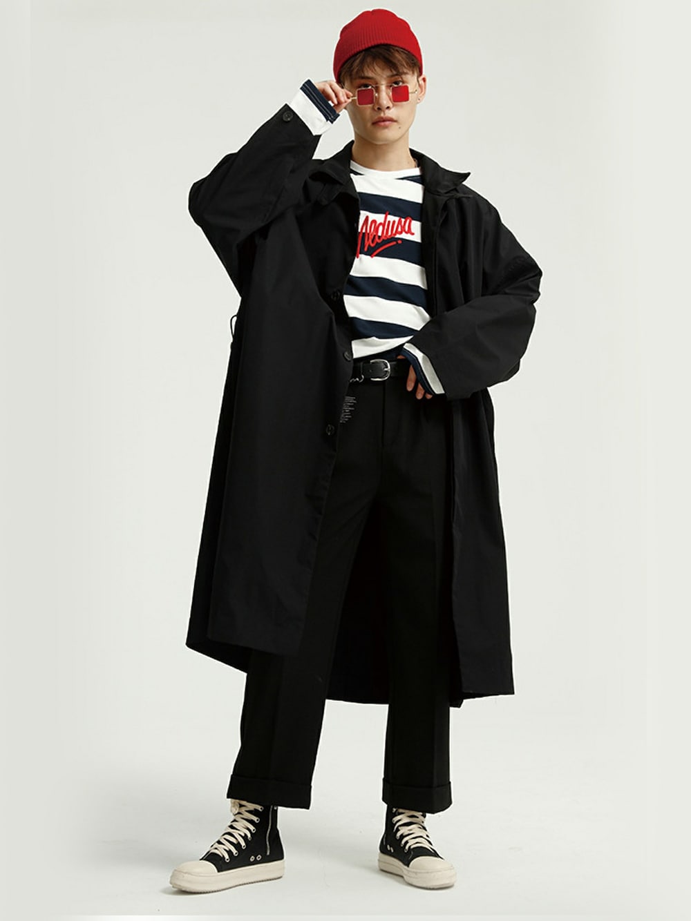 「コート、スニーカー、ボーダー、ブラック、トレンチコート、黒、ロングコート、coat、春、春コーデ」｜「HOOKの【HOOK】オープンカラーステンカラー　オーバートレンチコート（ステンカラーコート、ブラック系）」を使った、-HOOK- officialさん（メンズ・178cm）の冬コーディネートの1枚目の写真
