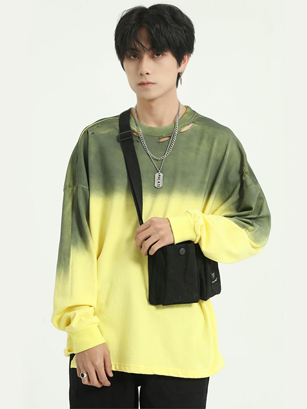 「イエロー、グラデーション、ストリート、長袖シャツ、street、カラーブロック、春コーデ、ストリートファッション、streetstyle」｜「HOOKの【HOOK】グラデーション ダメージ加工入り　スウェットプルオーバー（スウェット、ベージュ系）」を使った、-HOOK- officialさん（メンズ・178cm）の冬コーディネートの1枚目の写真