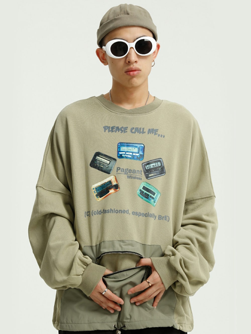 「古着、スウェット、Tシャツ、トレーナー、長袖シャツ、street、春、春コーデ、春夏コーデ、streetstyle」｜「HOOKの【HOOK】【2020春夏先行予約】前ポケット　ビッグシルエット古着風プリント　長袖シャツ　ユニセックストレーナー（スウェット、グリーン系）」を使った、-HOOK- officialさん（メンズ・178cm）の冬コーディネートの1枚目の写真
