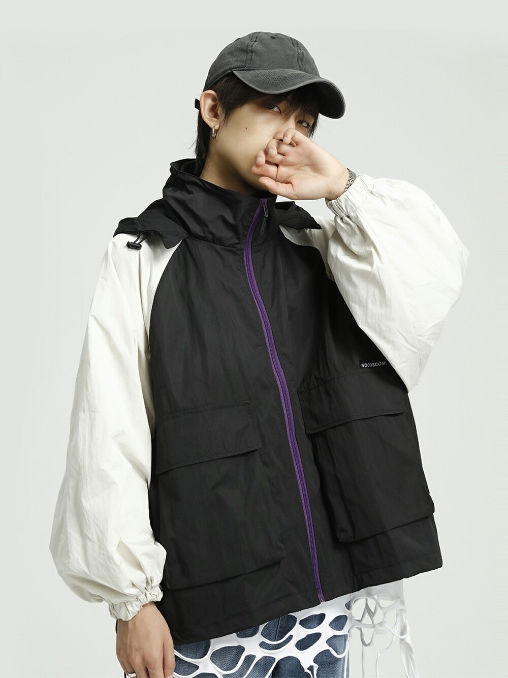 ブルー系のナイロンジャケットを着用したメンズの冬コーディネートの1枚目の写真