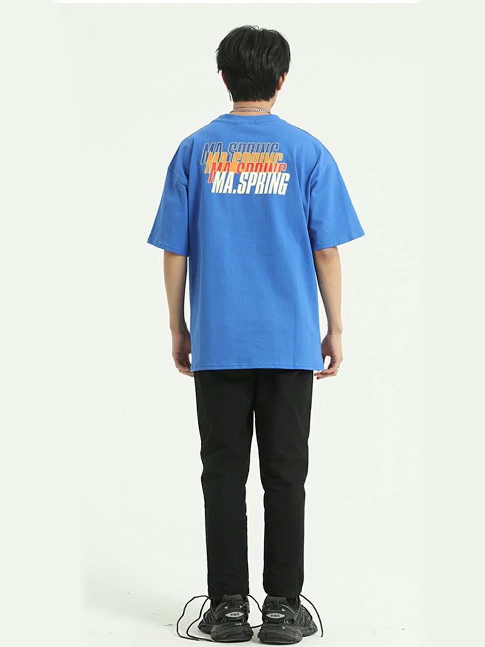 「ビッグシルエット、ブルー、Tシャツ、オーバーサイズ、ユニセックス、プリントT、春夏コーデ、ビッグTシャツ、ビッグT、BigT」｜「HOOKの【HOOK】【2020春夏先行予約】英字ロゴプリント　　半袖オーバーサイズTシャツ　ユニセックス（Tシャツ/カットソー、イエロー系）」を使った、-HOOK- officialさん（メンズ・178cm）の冬コーディネートの1枚目の写真