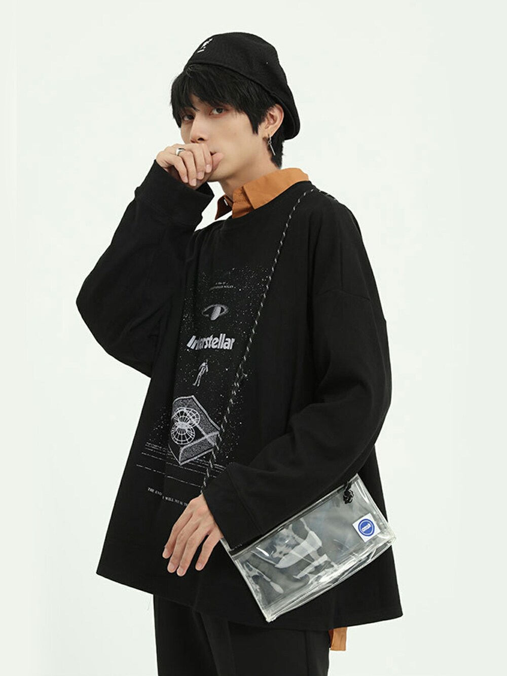 グレー系のTシャツ/カットソー、ブラック系のチノパンツ、ブラック系のハンチング/ベレー帽を着用したメンズの冬コーディネートの1枚目の写真