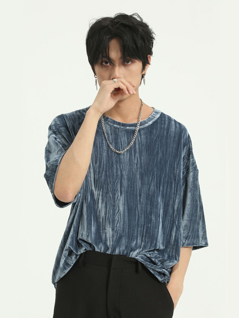 ブラック系のチノパンツ、グリーン系のTシャツ/カットソーを着用したメンズの冬コーディネートの1枚目の写真