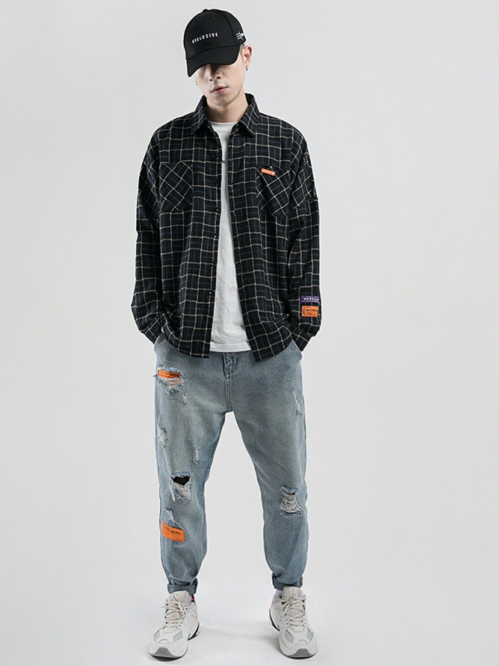 「チェック、デニム、チェックシャツ、ストリート、オーバーサイズ、street、シャツスタイル、ストリートMIX、ストリートコーデ、streetstyle」｜「HOOKの【HOOK】【定番】2020SS　タグワッペン付き　チェック柄オーバーサイズシャツ/フランネルシャツ（シャツ/ブラウス、ブラック系）」を使った、-HOOK- officialさん（メンズ・183cm）の冬コーディネートの1枚目の写真