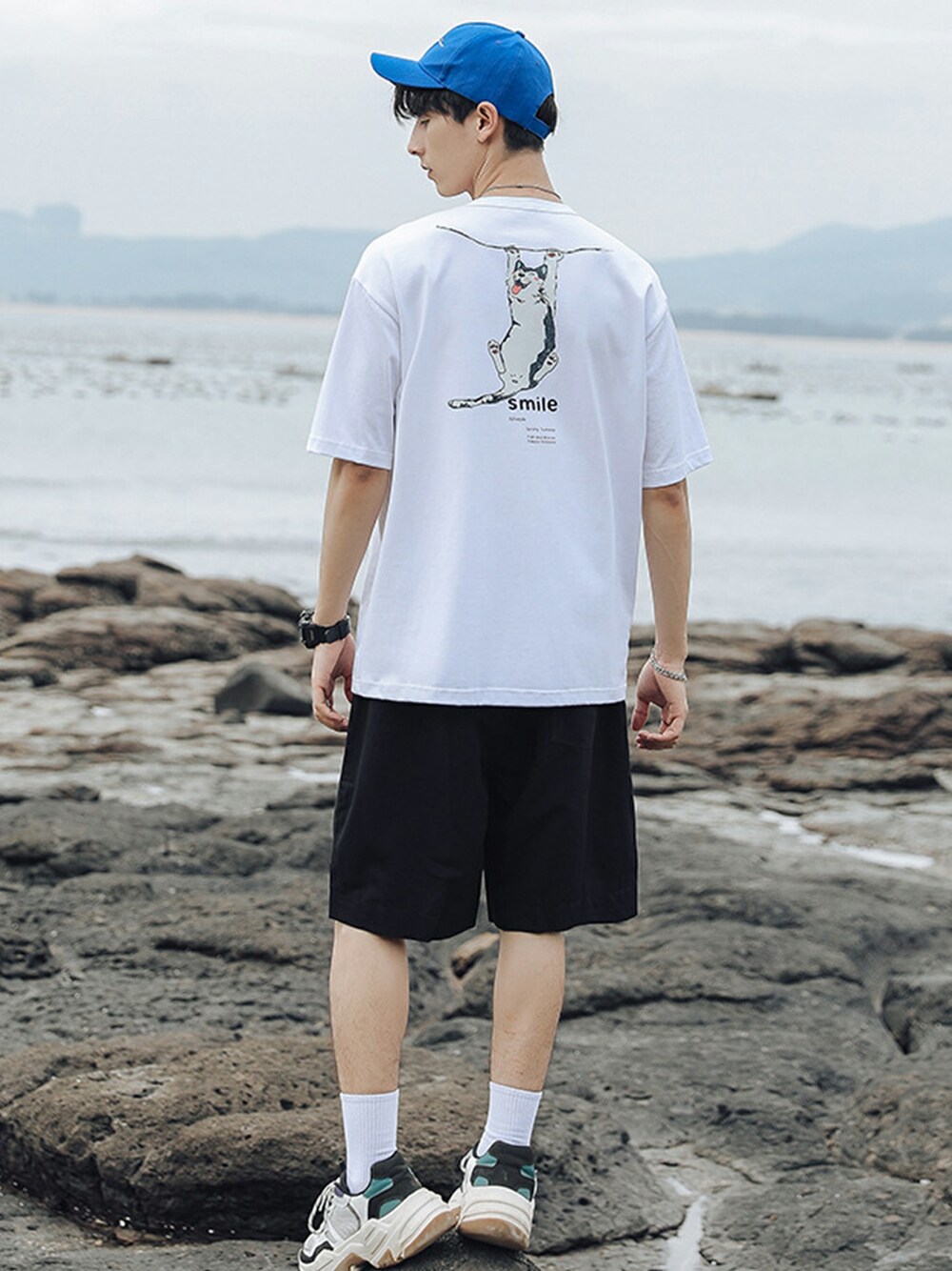 「ビッグシルエット、Tシャツ、ストリート、オーバーサイズ、猫、street、ユニセックス、ネコ、夏コーデ、ビッグT」｜「HOOKの【HOOK】【2020SS新作先行予約】数量限定！ユニセックス・ストリート/オリジナルプリント【smile】 猫柄　ビックTシャツ（Tシャツ/カットソー、ホワイト系）」を使った、-HOOK- officialさん（メンズ・180cm）の冬コーディネートの1枚目の写真