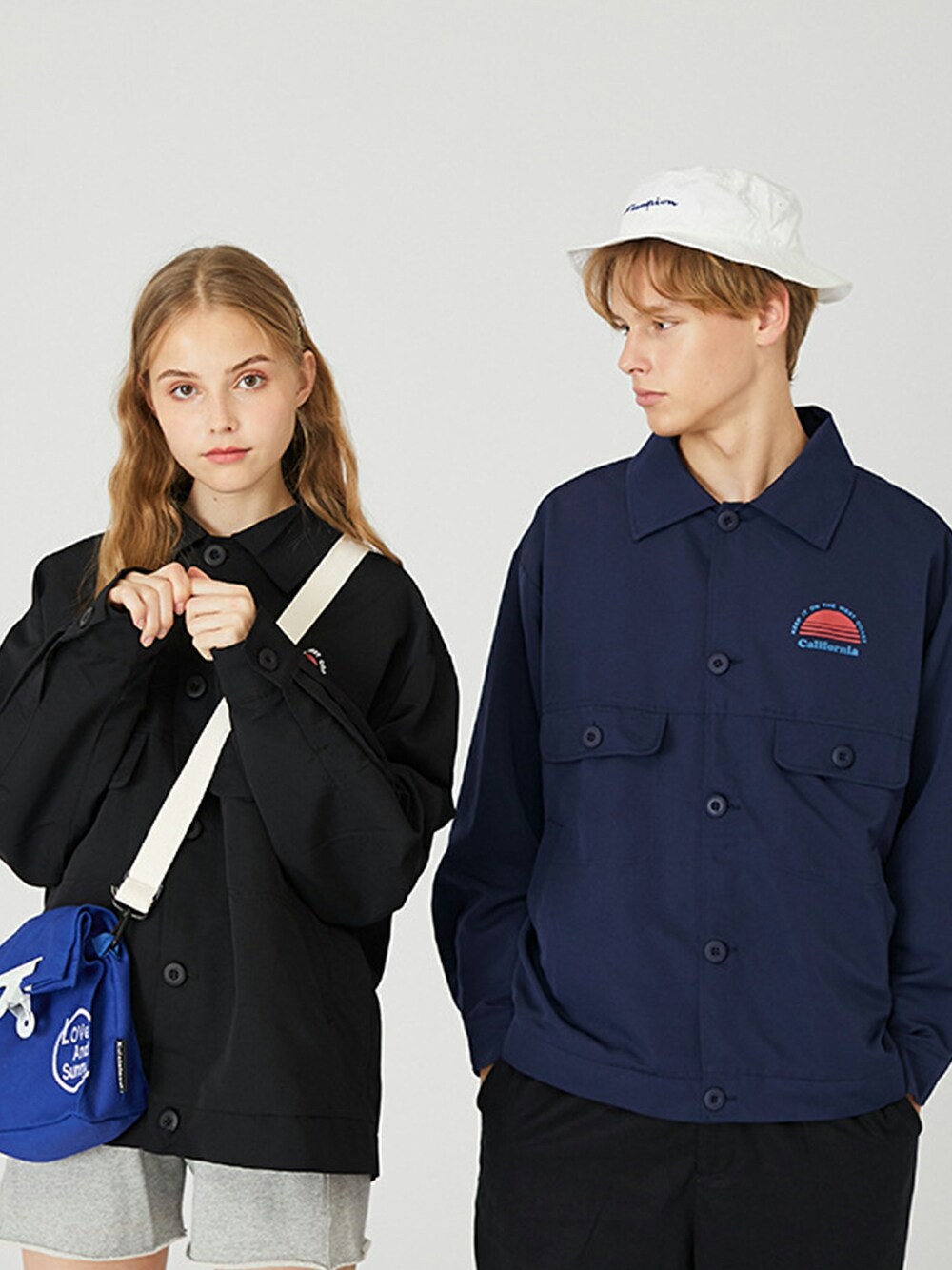 ブラック系のカバーオールを着用したメンズの夏コーディネートの1枚目の写真