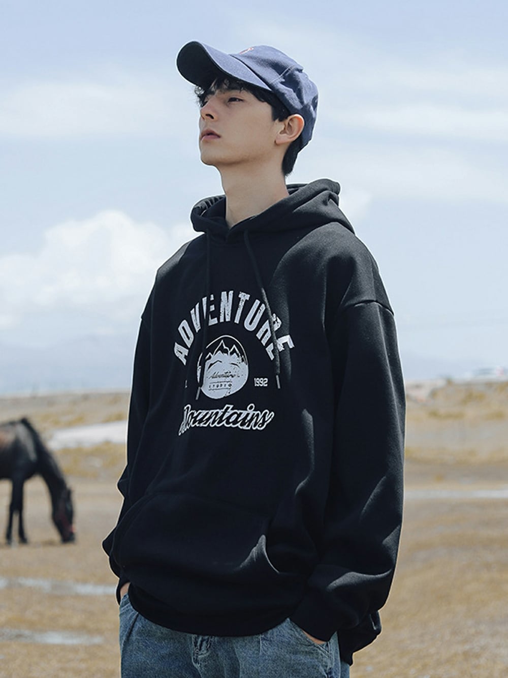 「ブラック、パーカー、ストリート、street、冬、秋、カップルコーデ、streetfashion、streetstyle、秋コーデ」｜「HOOKの【HOOK】【2020新作】数量限定！ユニセックス・ストリート/激カワ　オリジナルプリント 長袖 パーカー オーバーサイズ アンティーク柄（パーカー、ホワイト系）」を使った、-HOOK- officialさん（メンズ・180cm）の夏コーディネートの1枚目の写真