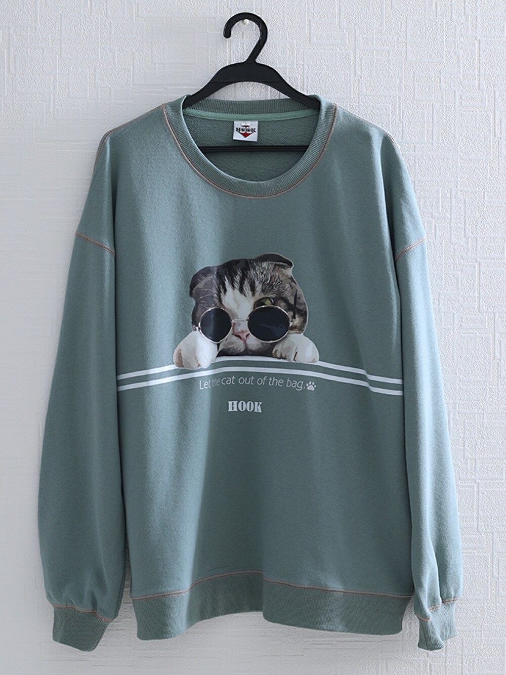 「ブルゾン、スウェット、ビッグシルエット、パーカー、Tシャツ、黒、オーバーサイズ、プリントT、シャツスタイル、カップルコーデ」｜「HOOKの【HOOK -original-】【2020新作】数量限定！ユニセックス・ストリート/激カワ　オリジナルプリント トレーナー オーバーサイズ 猫柄（スウェット、その他）」を使った、-HOOK- officialさん（メンズ・180cm）の秋コーディネートの1枚目の写真