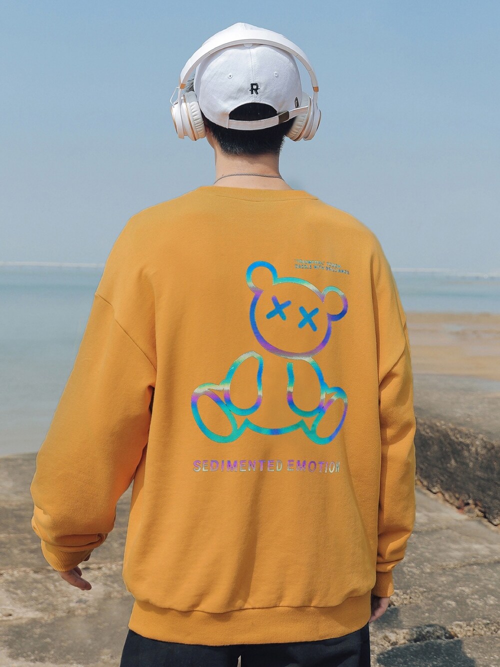 「ゆるコーデ、カジュアルコーデ、シンプル、ビックシルエット、street、オーバーサイズ、冬コーデ、ストリート、ストリートMIX、ストリートコーデ」｜「HOOKの【HOOK】【2020新作】新色追加！ユニセックス・ストリート/激カワ　オリジナルプリント 長袖トレーナー　反射プリント 猫柄・マーガレット柄・ベア柄・スマイル柄（スウェット、その他）」を使った、-HOOK- officialさん（メンズ・180cm）の冬コーディネートの1枚目の写真