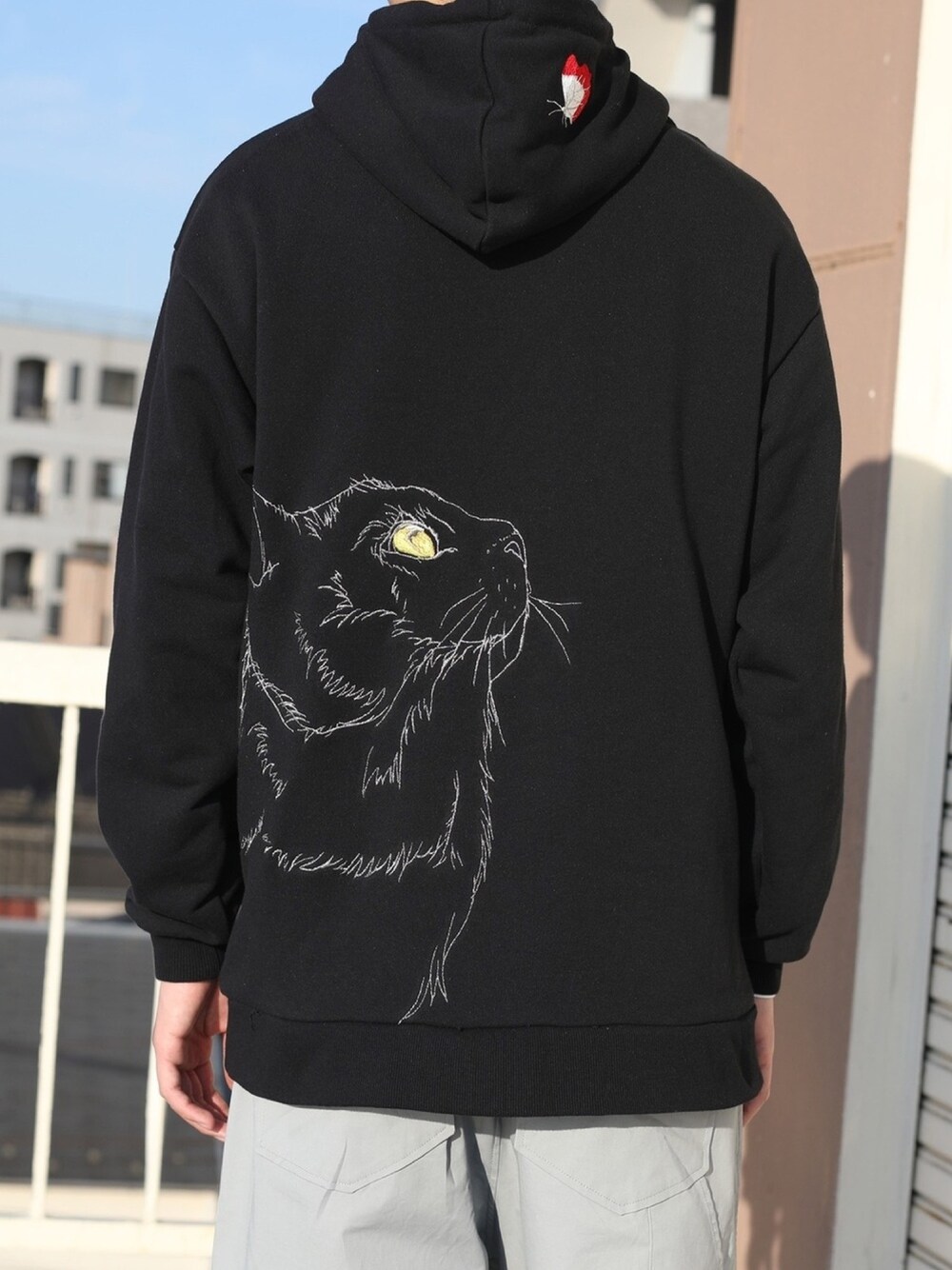 ブラック系のパーカー、ホワイト系のその他を着用したメンズの冬コーディネートの1枚目の写真