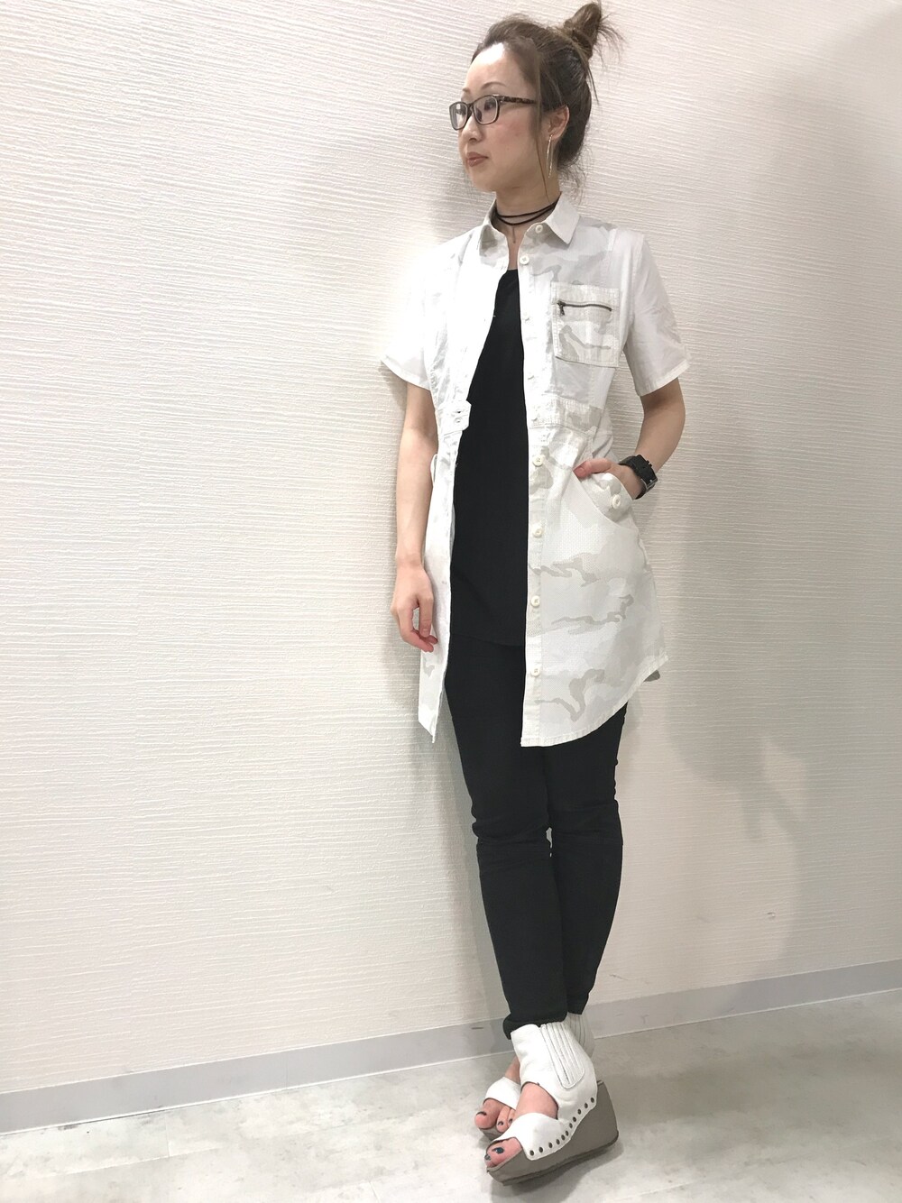 ホワイト系のシャツワンピース、ブラック系のその他パンツを着用したレディースの春コーディネートの1枚目の写真