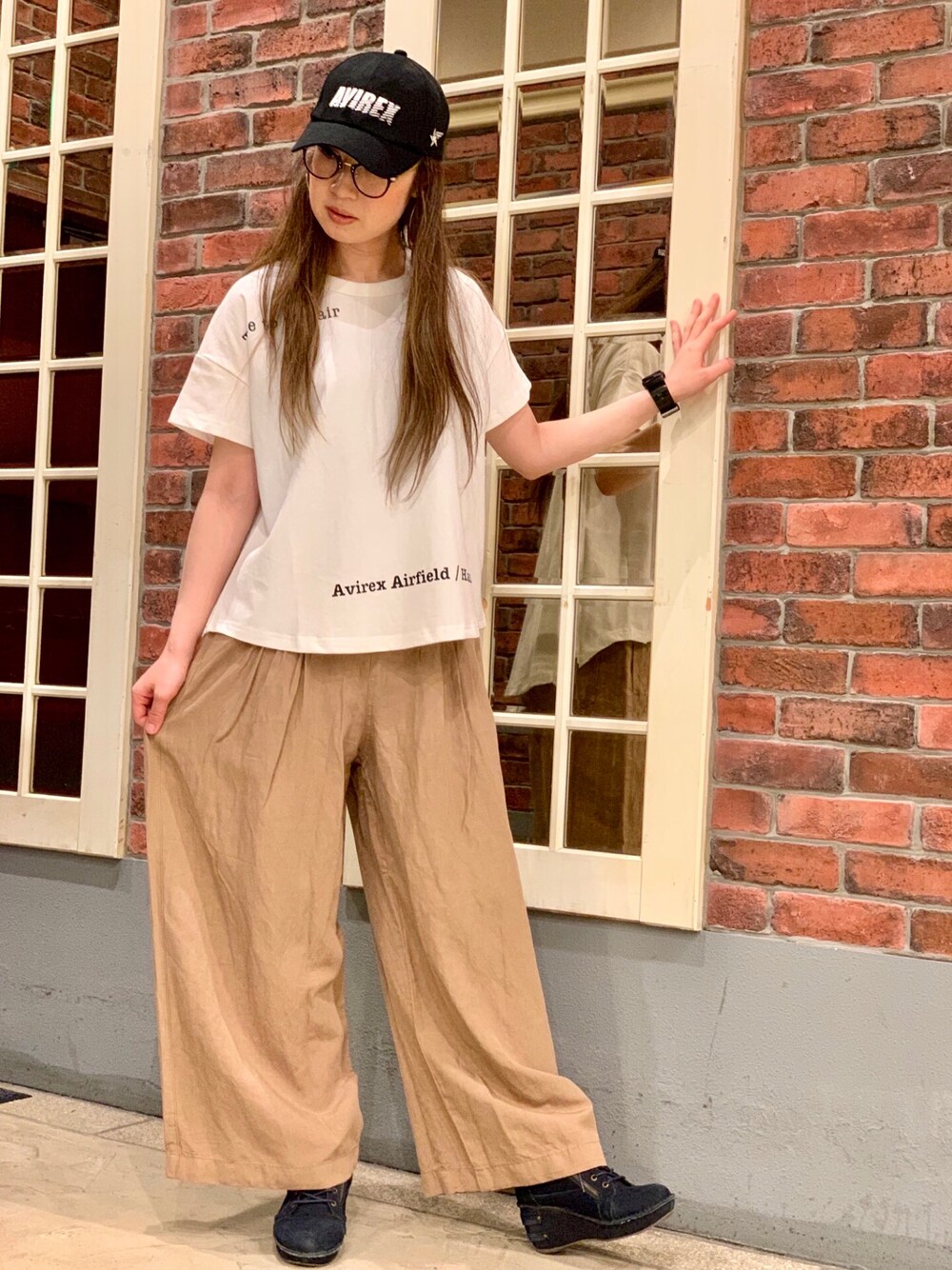 「シンプルコーデ、カジュアル、ootd、ベージュ、ラフ、オトナカジュアル、ワイドパンツ、AVIREX、AVIREXBelle、Tシャツ」｜「AVIREXのアイテム（トップス、ホワイト系）」を使った、YOKOHAMAスタッフさん（レディース・162cm）の春コーディネートの1枚目の写真