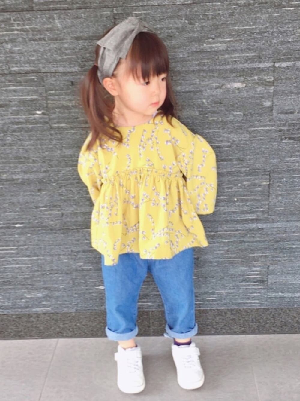 「黄色、イエロー、からし色、花柄ワンピース、チュニック、花柄ブラウス、袖ボリューム、リボンヘアバンド、ヘアバンド、テーパードパンツ」｜「petit mainのアイテム（トップス、イエロー系）」を使った、ユ メ ガ ハ ク ＊さん（キッズ・90cm）の春コーディネートの1枚目の写真