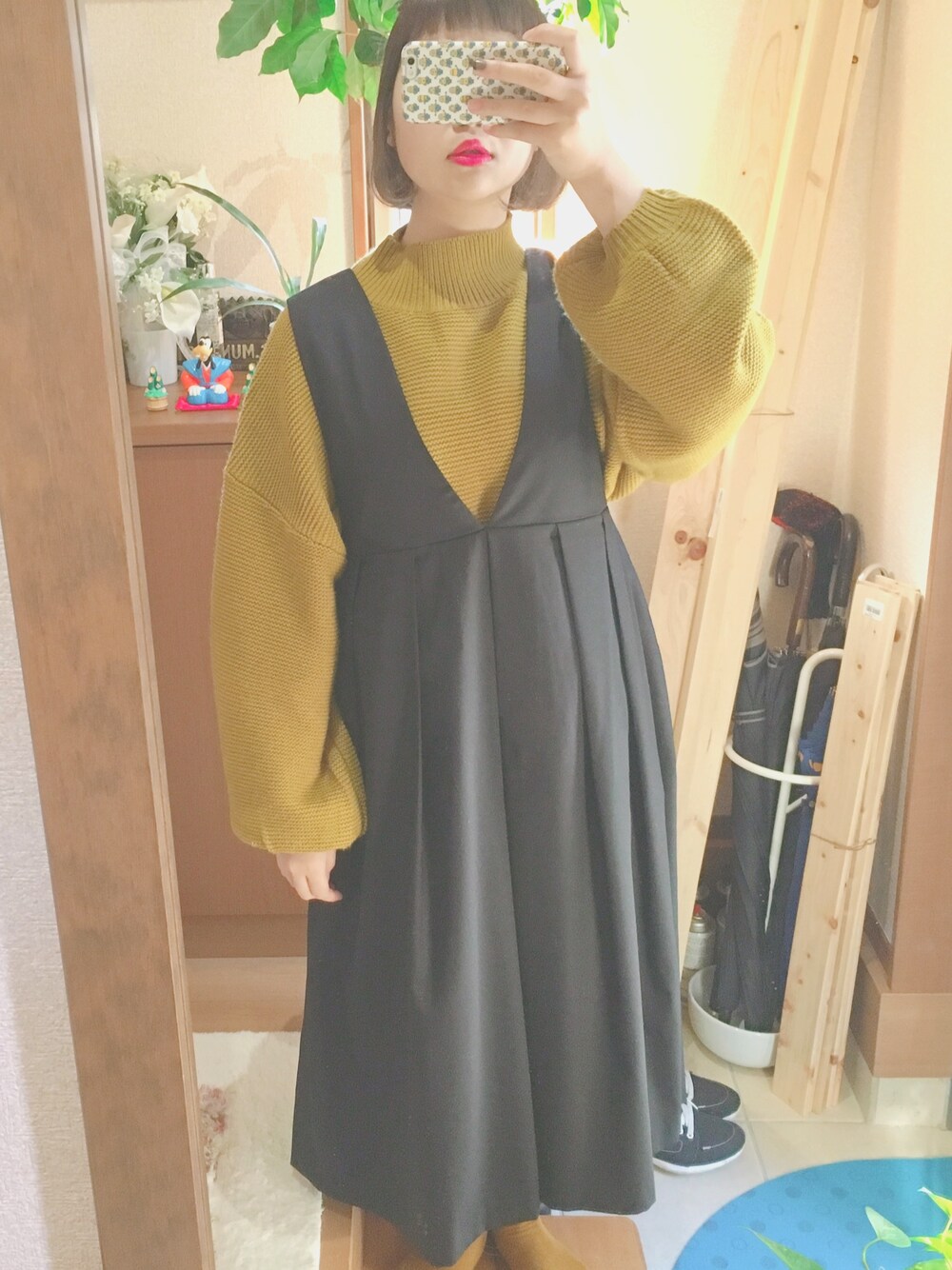 「KBF、merlot、マスタード、ニット、ボブ、オン眉」｜「KBFのKBF BIGプリーツジャンパースカート（ジャンパースカート、ブラック系）」を使った、なでぴさん（レディース・154cm）の冬コーディネートの1枚目の写真