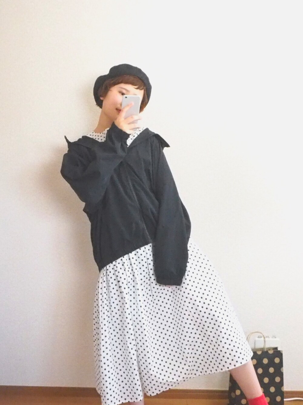 「merlot、ちょこび、ドット、ワンピース、赤い靴下、ベレー帽、　」｜「UNIQLOのスタンドカラーブルゾン（その他アウター、ブラック系）」を使った、なでぴさん（レディース・154cm）の春コーディネートの1枚目の写真
