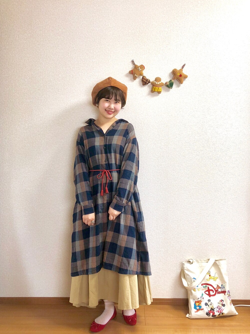 「秋コーデ、UNIQLO、Kastane、ブラウン、ベージュスカート、ベレー帽、定身長、ショートヘア、おしゃれさんと繋がりたい」｜「UNIQLOのアイテム（シャツワンピース、ブラウン系）」を使った、なでぴさん（レディース・154cm）の秋コーディネートの1枚目の写真
