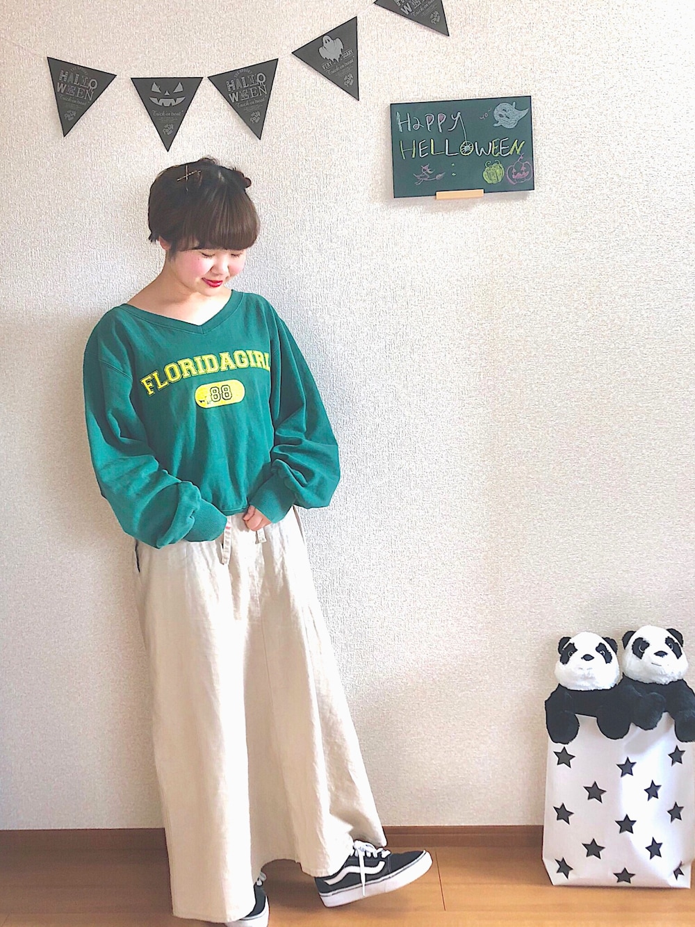 「Kastane、niko and ...、リネンワンピース、トレーナー、みどり、VANS、ショートヘア、低身長コーデ、おしゃれさんと繋がりたい」｜「niko and...の裏毛ビンテージ風Vプルオーバー（Tシャツ/カットソー、グリーン系）」を使った、なでぴさん（レディース・154cm）の秋コーディネートの1枚目の写真