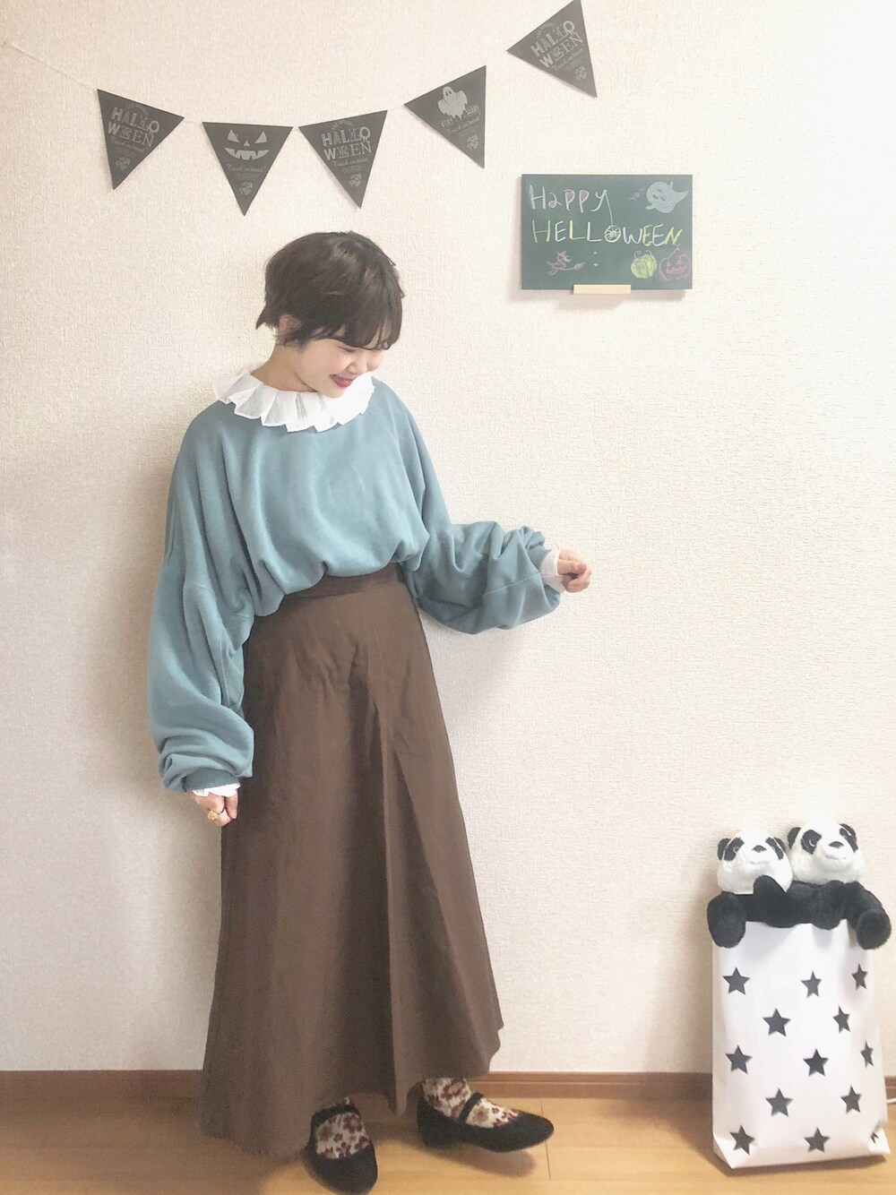 「merlot、niko and ...、ライトブルー、ブラウン、トレーナー、スカート、ロング丈、ショートヘア、低身長、おしゃれさんと繋がりたい」｜「MERLOTのビッグシルエットスウェットトップス4950（スウェット、ブルー系）」を使った、なでぴさん（レディース・154cm）の秋コーディネートの1枚目の写真