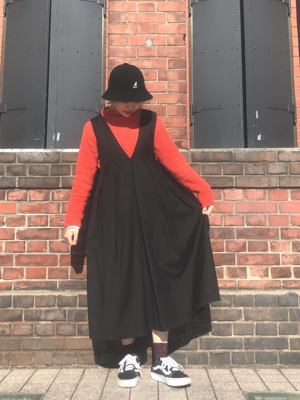 「シンプルコーデ、プリーツスカート、カンゴール、KANGOL、メトロハット、黒、ジャンパースカート、カジュアル、低身長、VANS」｜「KANGOLのKANGOL/カンゴール/メトロハット/Wool Casual（ハット、ブラック系）」を使った、なでぴさん（レディース・154cm）の冬コーディネートの1枚目の写真