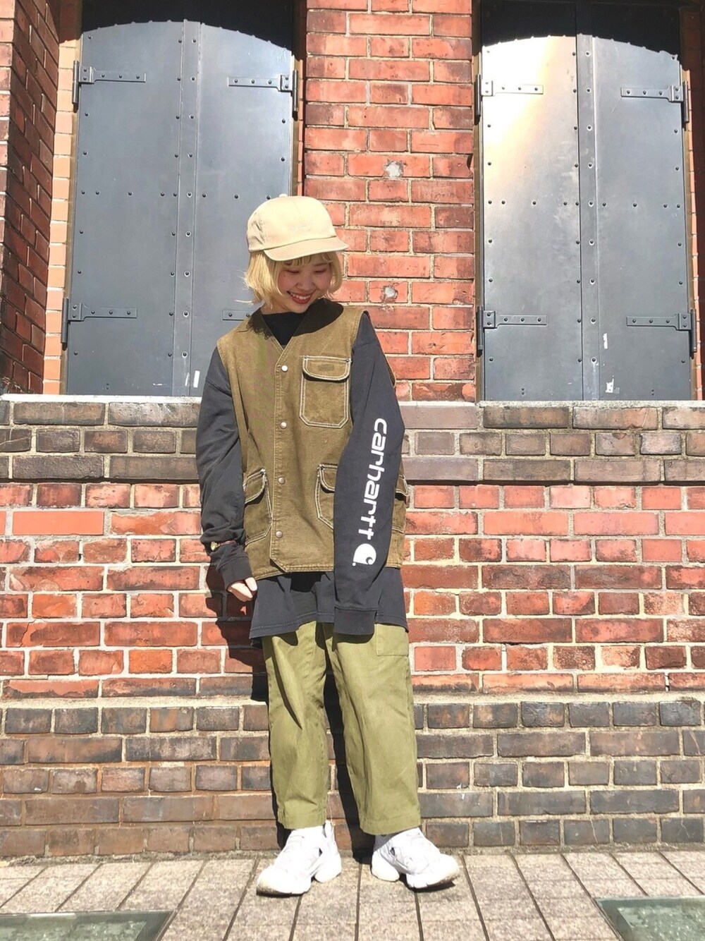 「冬コーデ、帽子、オーバーライド(override)、chari&co、キャップ、carhartt、ロンT、低身長、いいね、save、フォローお願いします🤑、オーバーサイズ」｜「CHARI&COのCHARI&CO SCRIPT LOGO SNAPBACK CAP キャップ 帽子（キャップ、ベージュ系）」を使った、なでぴさん（レディース・154cm）の冬コーディネートの1枚目の写真