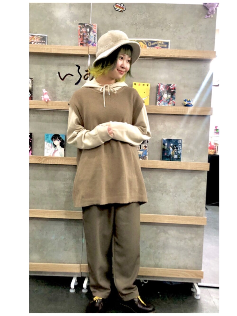 「カジュアル、私の推しブランド、パンツスタイル、帽子、カオリノモリ、休日コーデ、いいね、save、フォローお願いします🤑、ベージュ、くすみカラー、低身長」｜「kaorinomoriの【カオリノモリ】ﾙｽﾞｼｭｯﾃﾊｯﾄ（ハット、ホワイト系）」を使った、なでぴさん（レディース・154cm）の冬コーディネートの1枚目の写真