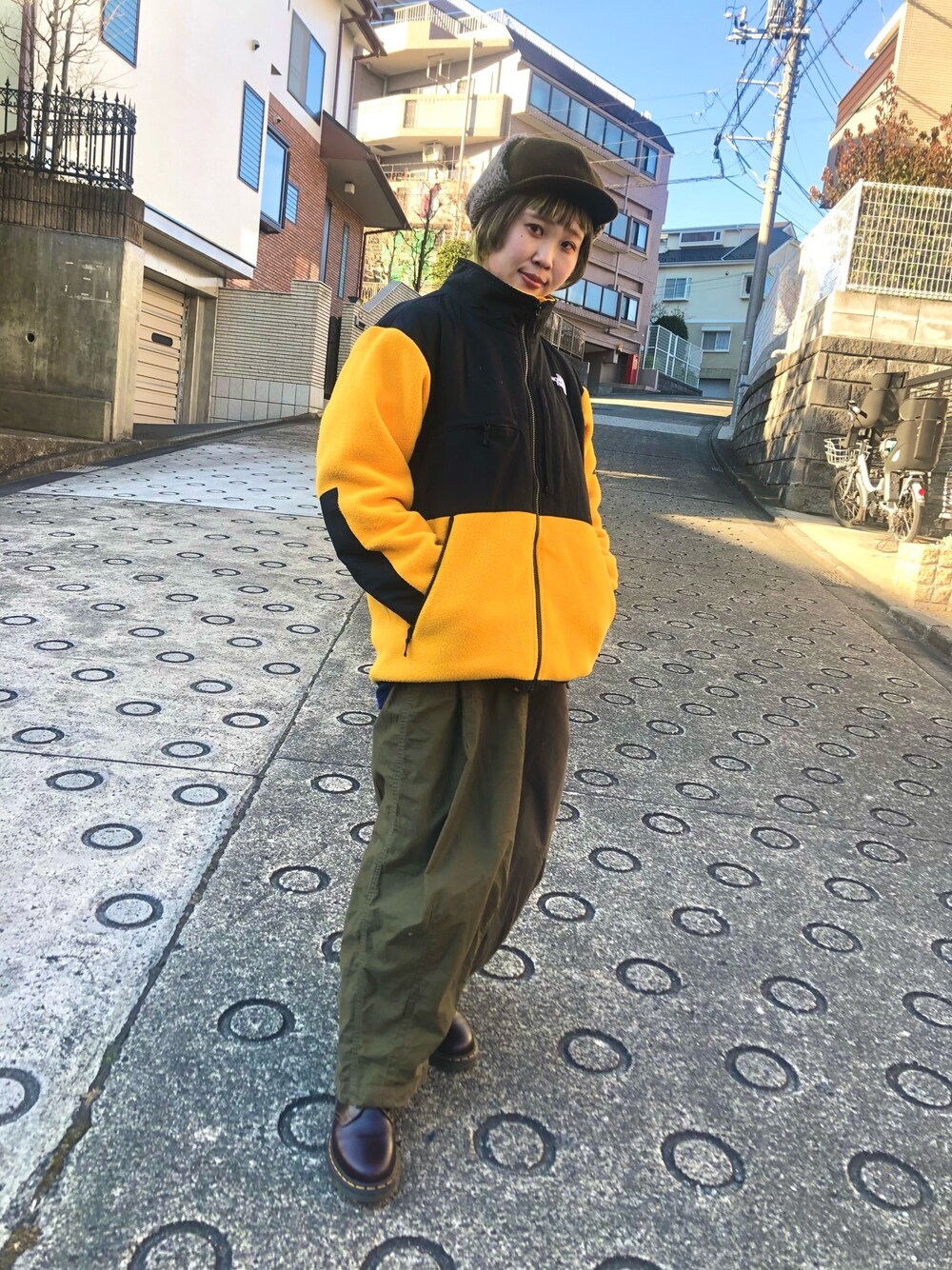 「私の推しブランド、THE NORTH FACE、オーバーライド(override)、フライトキャップ、カジュアルコーデ、アウター、低身長、いいね、save、フォローお願いします🤑、ビッグシルエット、黄色」｜「OVERRIDEの【OVERRIDE】MOSSER DOG EAR CAP（キャップ、グリーン系）」を使った、なでぴさん（レディース・154cm）の冬コーディネートの1枚目の写真