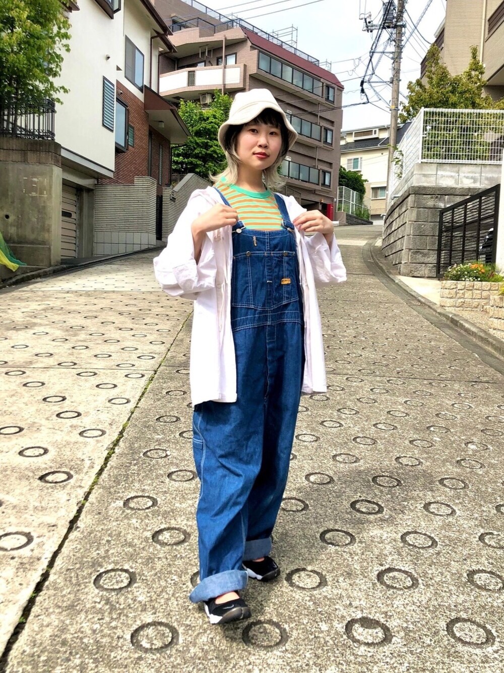 「オーバーライド(override)、帽子、バケハ、低身長、ゆるコーデ、カジュアル、Tシャツ、オーバーオール、今日のコーデ、ボーダー」｜「OVERRIDEの【OVERRIDE】KNIT BUCKET COTTON / 【オーバーライド】コットンニット　バケットハット（ハット、ベージュ系）」を使った、なでぴさん（レディース・154cm）の夏コーディネートの1枚目の写真