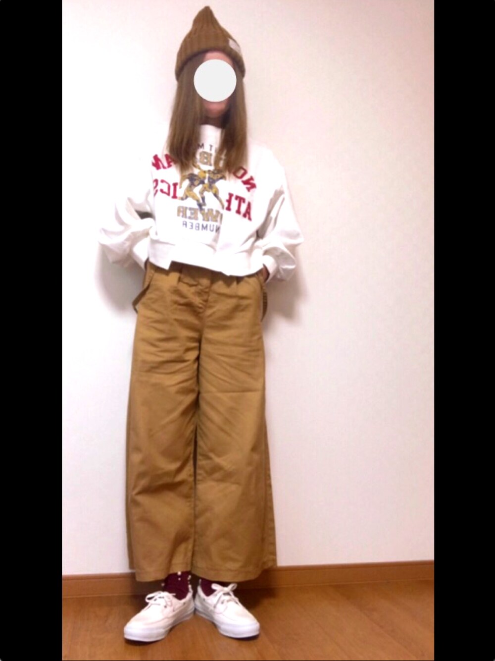 ベージュ系のチノパンツ、ホワイト系のスウェット、ホワイト系のスリッポンを着用したレディースの秋コーディネートの1枚目の写真