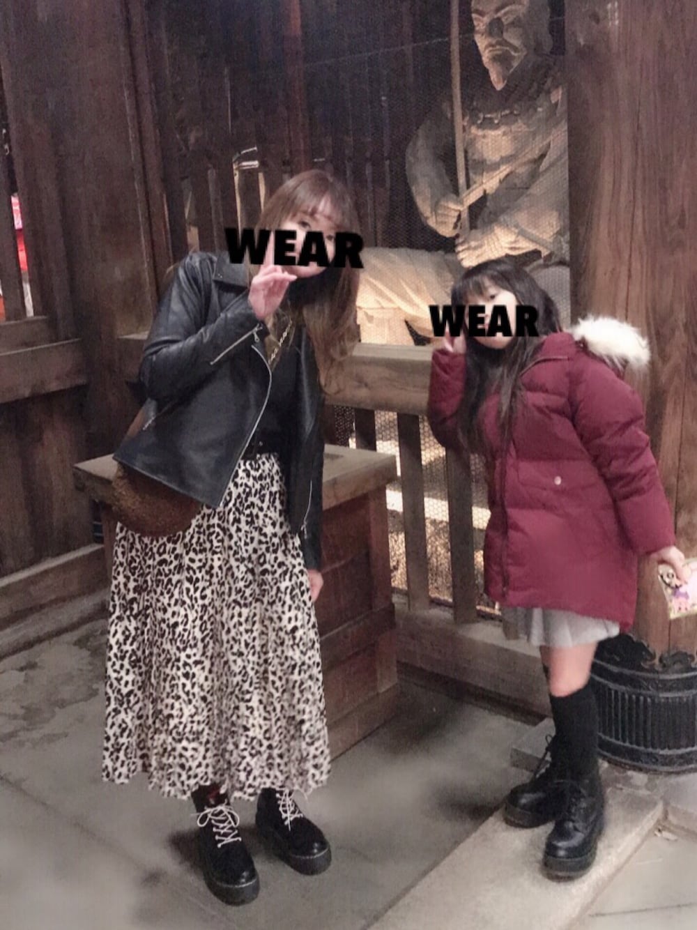 ブラック系のライダースジャケット、ホワイト系のスカート、ブラック系のブーツを着用したレディースの冬コーディネートの1枚目の写真