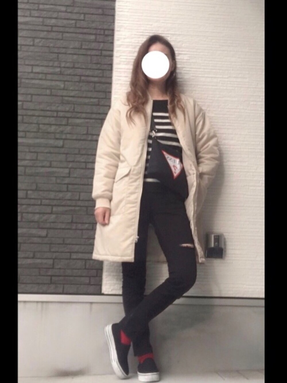 ベージュ系のブルゾン、ブラック系のニット/セーター、ブラック系のデニムパンツを着用したレディースの春コーディネートの1枚目の写真