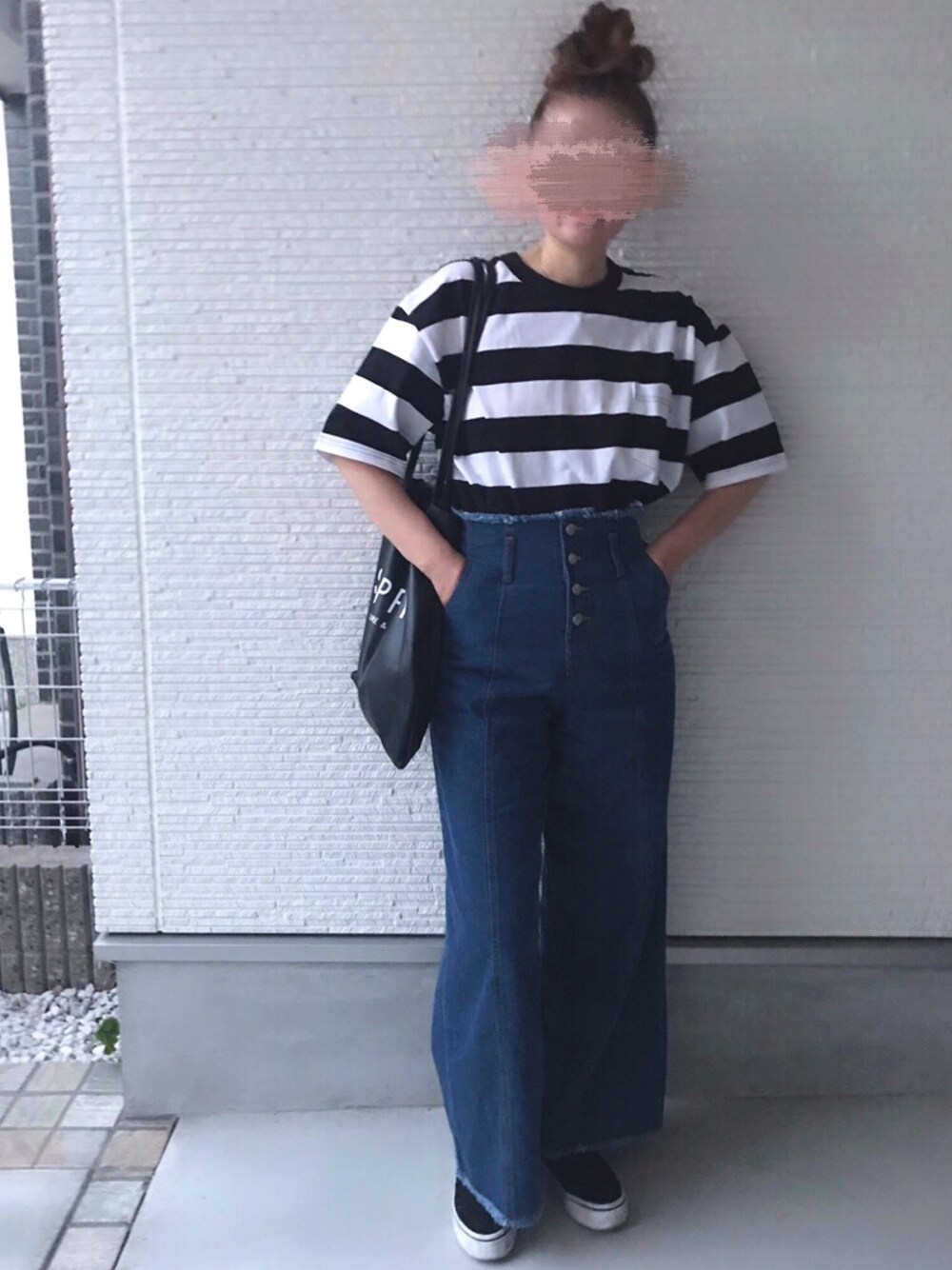 ブルー系のデニムパンツ、ブラック系のTシャツ/カットソー、ブラック系のトートバッグを着用したレディースの夏コーディネートの1枚目の写真