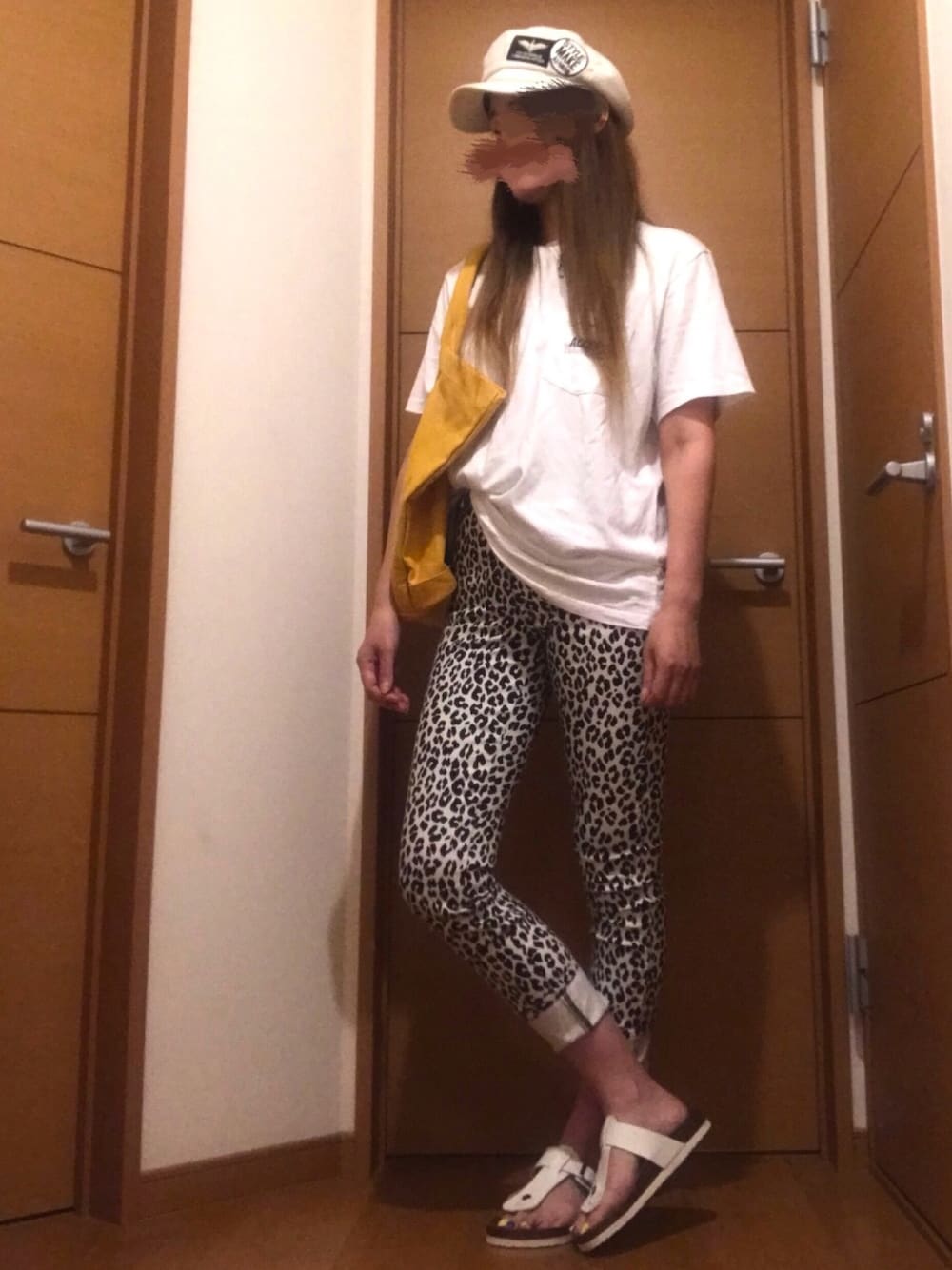 ホワイト系のTシャツ/カットソー、ホワイト系のデニムパンツ、ホワイト系のサンダルを着用したレディースの夏コーディネートの1枚目の写真