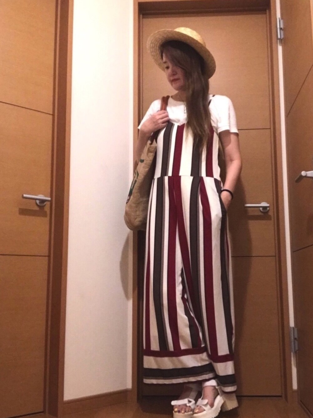 ホワイト系のTシャツ/カットソー、その他のつなぎ/オールインワン、ブラウン系のバッグを着用したレディースの夏コーディネートの1枚目の写真