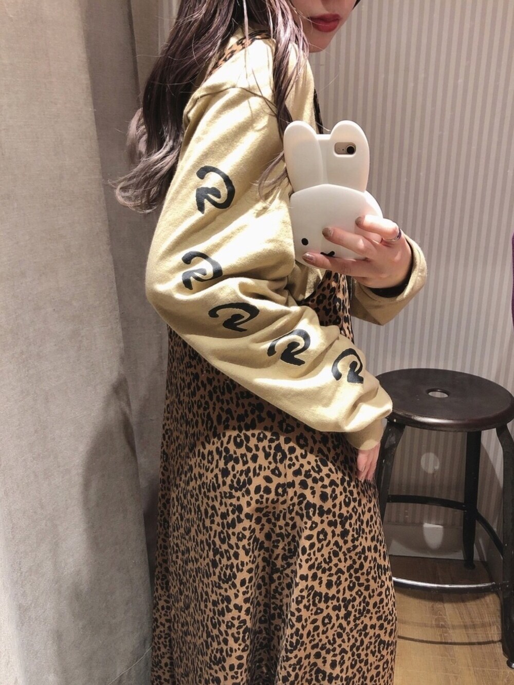 「やっぱりストリートが好き、秋冬コーデ、グラミチ、イーハイフンワールドギャラリー(E hyphen world gallery)、スタッフコーデ、レオパード、おしゃれさんと繋がりたい、ベージュコーデ、ゆるコーデ、ロンT」｜「E hyphen world galleryのロングジャンスカ（ジャンパースカート、ベージュ系）」を使った、Rさん（レディース・155cm）の秋コーディネートの1枚目の写真