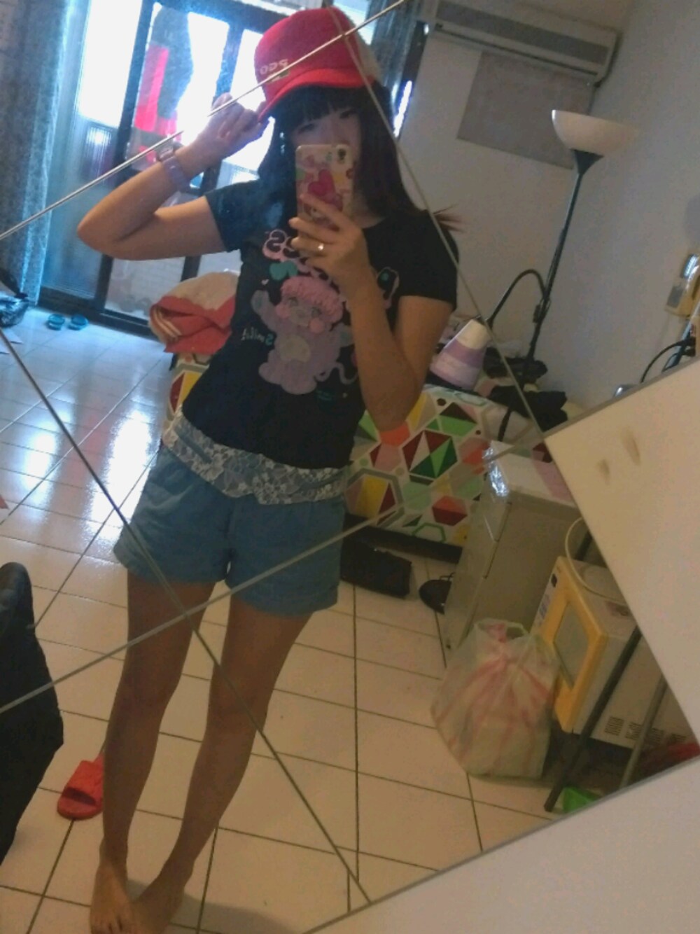 レッド系のキャップ、パープル系のアナログ腕時計を着用したレディースの春コーディネートの1枚目の写真