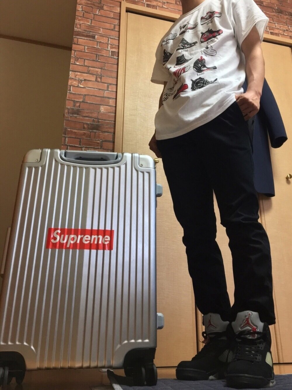 ホワイト系のTシャツ/カットソー、ブラック系のその他パンツ、ブラック系のスニーカーを着用したメンズの春コーディネートの1枚目の写真