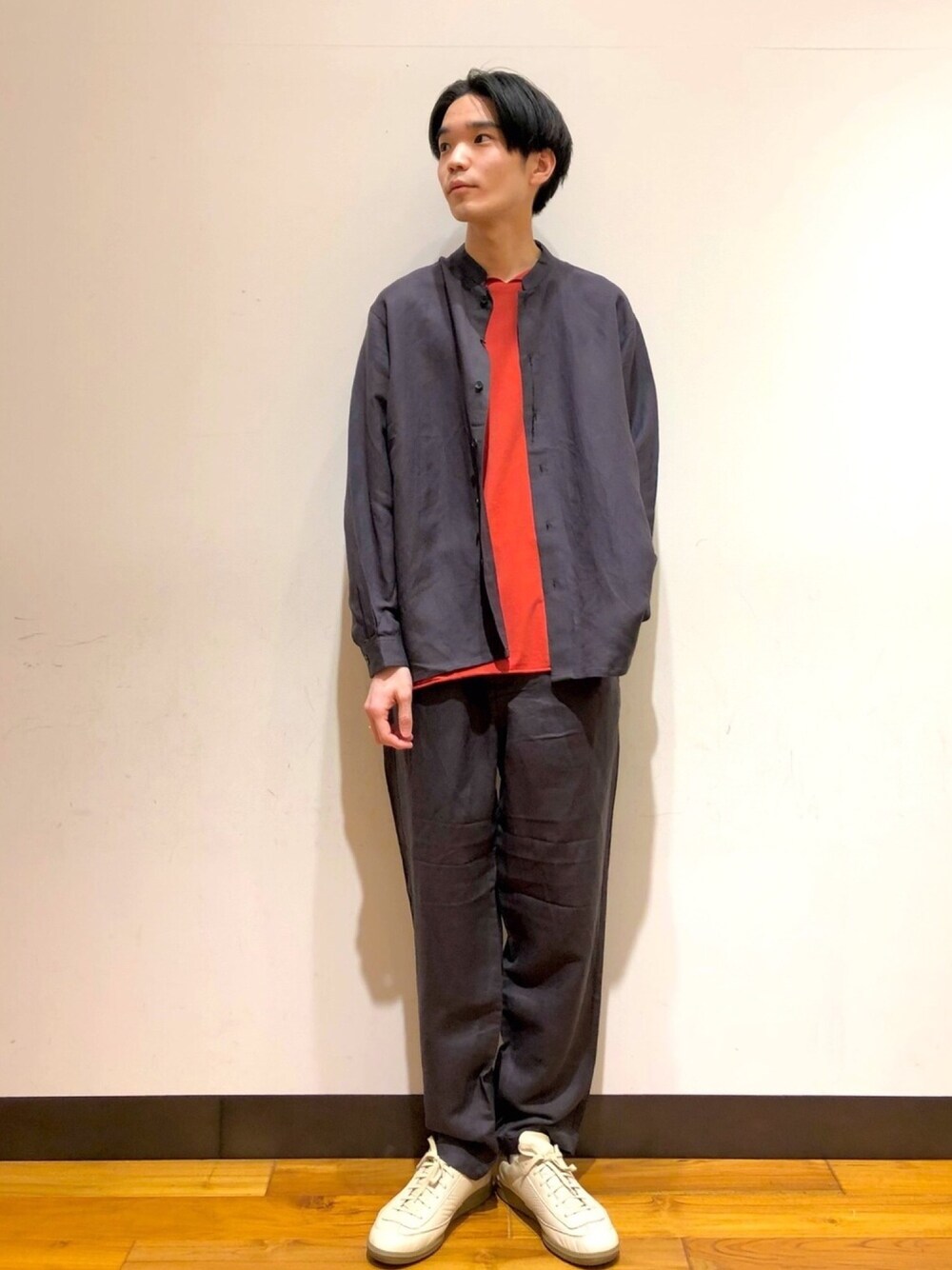 グレー系のブルゾン、グレー系のその他パンツ、ブラウン系のTシャツ/カットソーを着用したメンズの春コーディネートの1枚目の写真