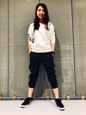 「袖プリント」｜「アイテム（スウェット）」を使った、原田 舞麗さん（レディース・158cm）の秋コーディネート