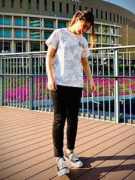 「AVIREX（アヴィレックス）のエンブロイダリー ティーシャツ 刺繍/ EMBROIDERED T-SHIRT（Tシャツ/カットソー）」を使った、原田 舞麗さん（レディース・160cm）の春コーディネート