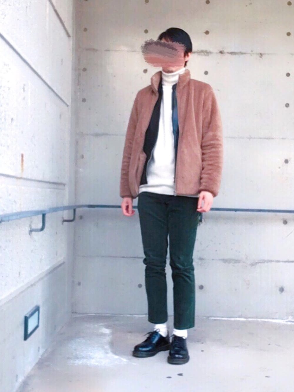 「カジュアル、休日スタイル、UNIQLO、ベージュ、ライダース、白ソックス、アースカラー、ドクターマーチン、フリース」｜「UNIQLOのシルキーフリースジャケット（長袖）（その他アウター、グリーン系）」を使った、yuu*jiさん（メンズ・177cm）の冬コーディネートの1枚目の写真