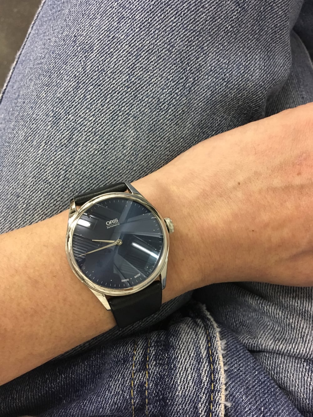 「休日スタイル、腕時計、ORIS、機械式時計、ドレスウォッチ」｜「ORISのセロニアス・モンク リミテッドエディション（アナログ腕時計、ブルー系）」を使った、ルゲシノ・キマさん（メンズ・181cm）の春コーディネートの1枚目の写真