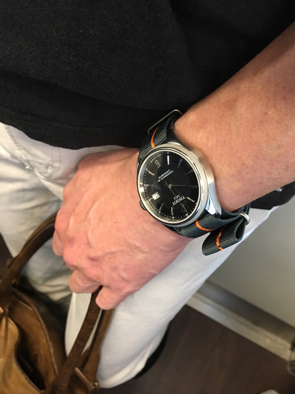 「シンプル、白パンツ、腕時計、Tissot、機械式時計、革トート、nato belt、ドレスウォッチ」｜「TISSOTのアイテム（アナログ腕時計、ブラック系）」を使った、ルゲシノ・キマさん（メンズ・181cm）の春コーディネートの1枚目の写真
