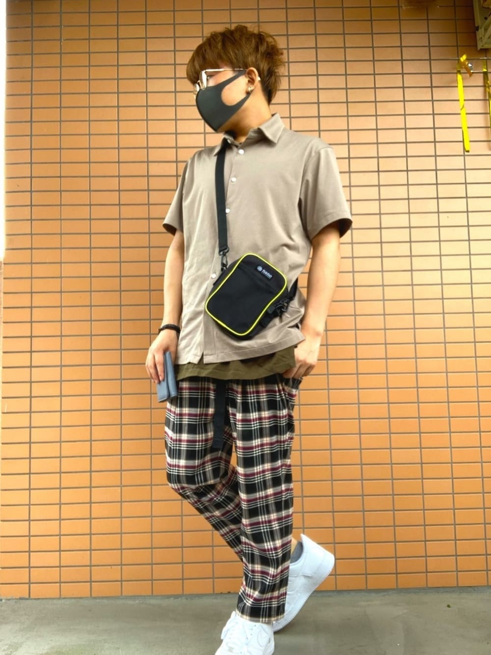 「夏コーデ、オトナカジュアル、カジュアルコーデ、おしゃれさんと繋がりたい、プチプラ、シャツ、低身長コーデ、きれいめカジュアル、スニーカー、ラフコーデ」｜「NANO universeのアイテム（ショルダーバッグ、ブラック系）」を使った、reさん（メンズ・165cm）の夏コーディネートの1枚目の写真
