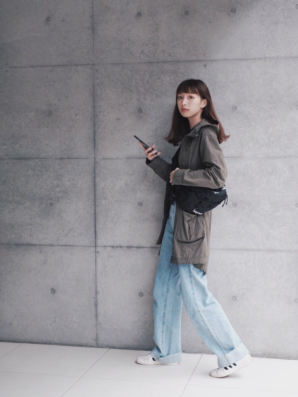 「デニム、ootd、今日のコーデ、はるコーデ、大人コーデ、パンツスタイル」｜「Supreme のアイテム（バッグ、ブラック系）」を使った、Yunさん（レディース・170cm）の春コーディネートの1枚目の写真