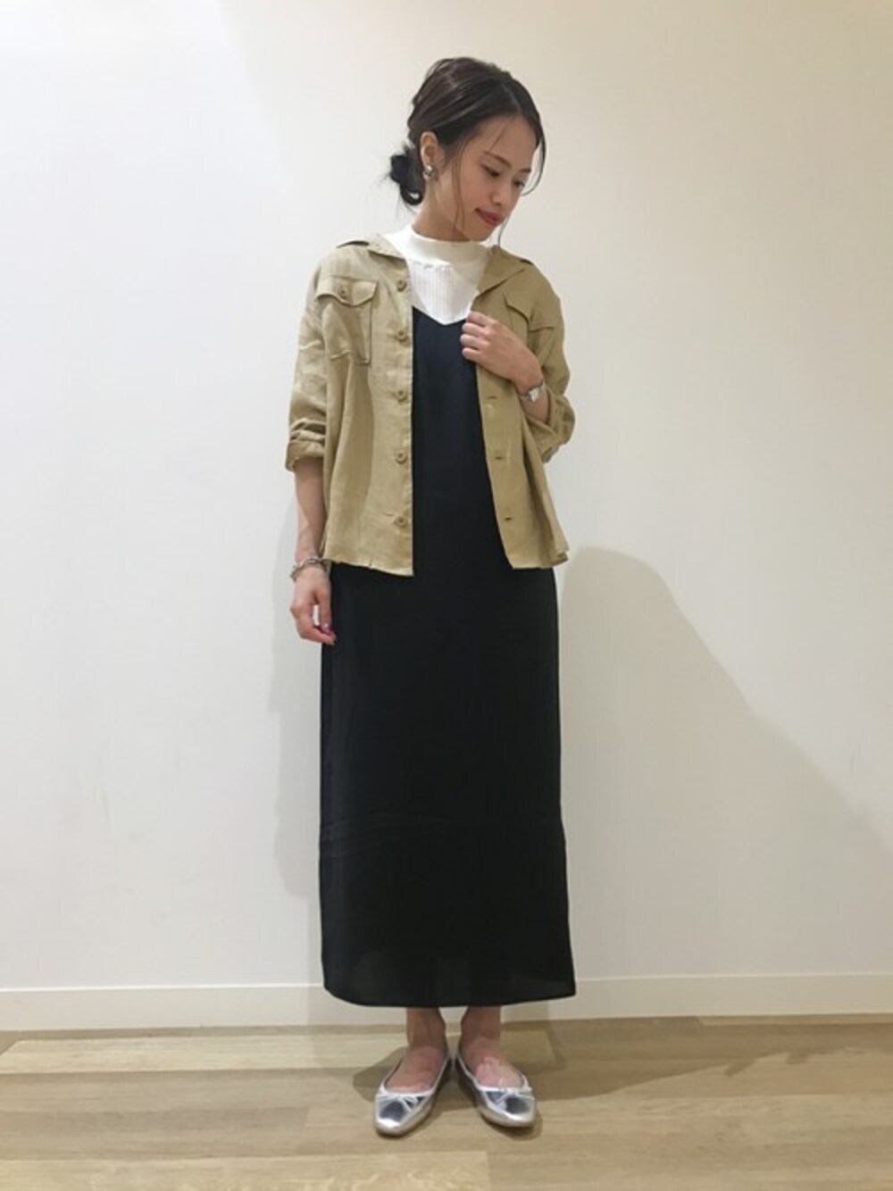 「ワンピース、秋のコーデ、大人カジュアル、アパートバイローリーズ、バレエシューズ、夏コーデ、apartbylowrys、キャミワンピ、オトナカジュアル、オトナ女子」｜「A part byのPロングキャミワンピース　800218（ワンピース、ベージュ系）」を使った、maruさん（レディース・156cm）の夏コーディネートの1枚目の写真