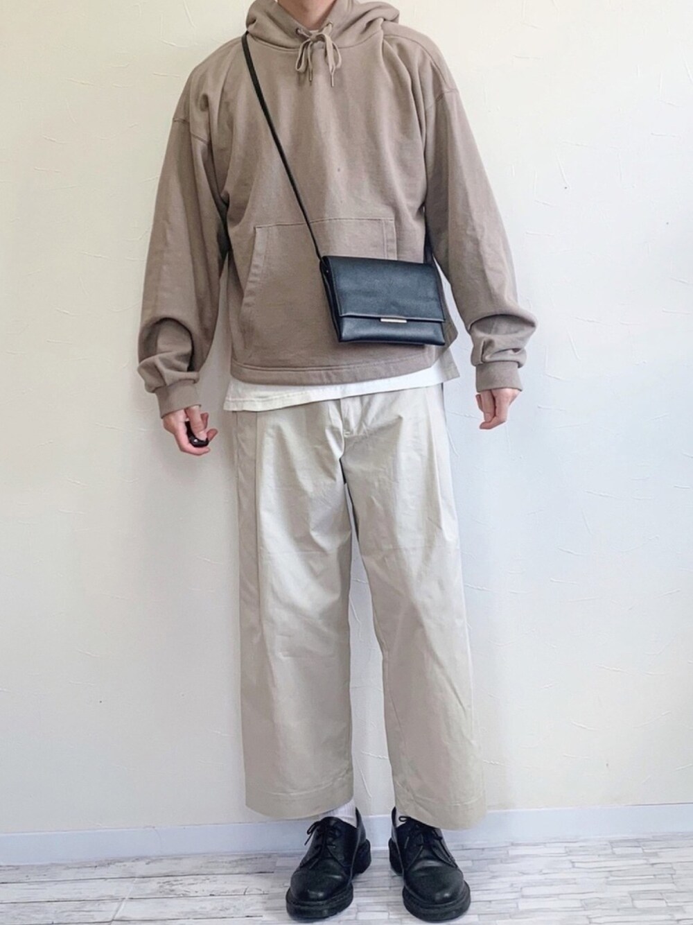 「春コーデ、ゆるコーデ、シンプル、ベージュ、白パンツ、パーカー、オーバーサイズ、ワントーンコーデ、レイヤードスタイル、shikitokyo」｜「UNIQLOのクルーネックT（半袖）（Tシャツ/カットソー、ホワイト系）」を使った、skさん（メンズ・174cm）の春コーディネートの1枚目の写真