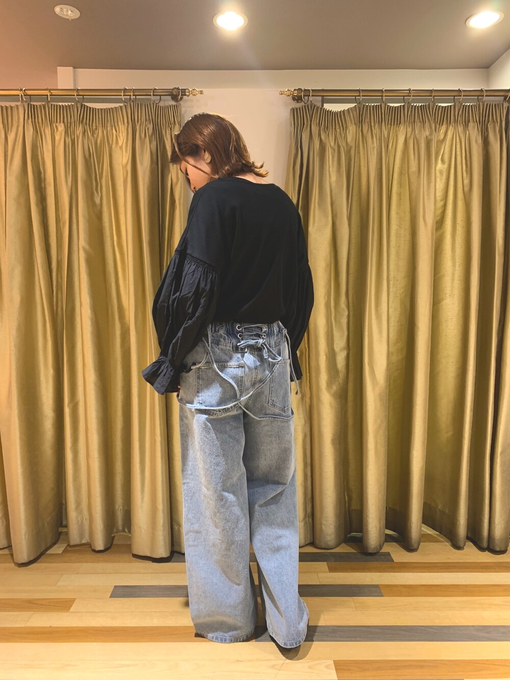 「春コーデ、お出かけコーデ、大人かわいい、おしゃれさんと繋がりたい、バックスタイル、レースアップ、デニム、Green Parks、グリーンパークス、ELENCARE DUE」｜「Green　Parksの袖布帛カットプルオーバー＊（Tシャツ/カットソー、ブラック系）」を使った、tomo .さん（レディース・157cm）の春コーディネートの1枚目の写真